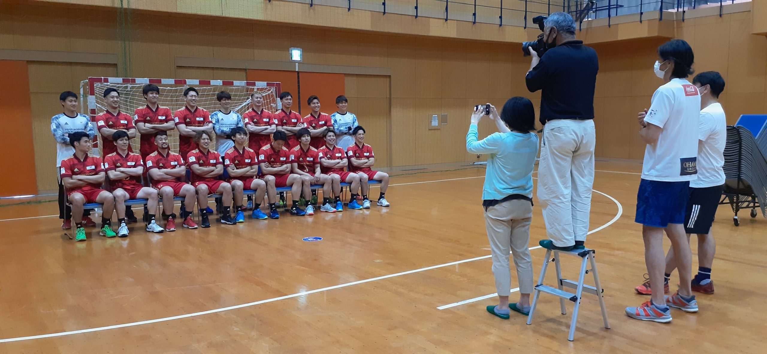 【チーム】腕を組んで勇ましく。モデル気分で写真撮影（6月2日）