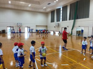 【チーム】神埼小でハンド教室　４選手なごやかに交流（6月23日）