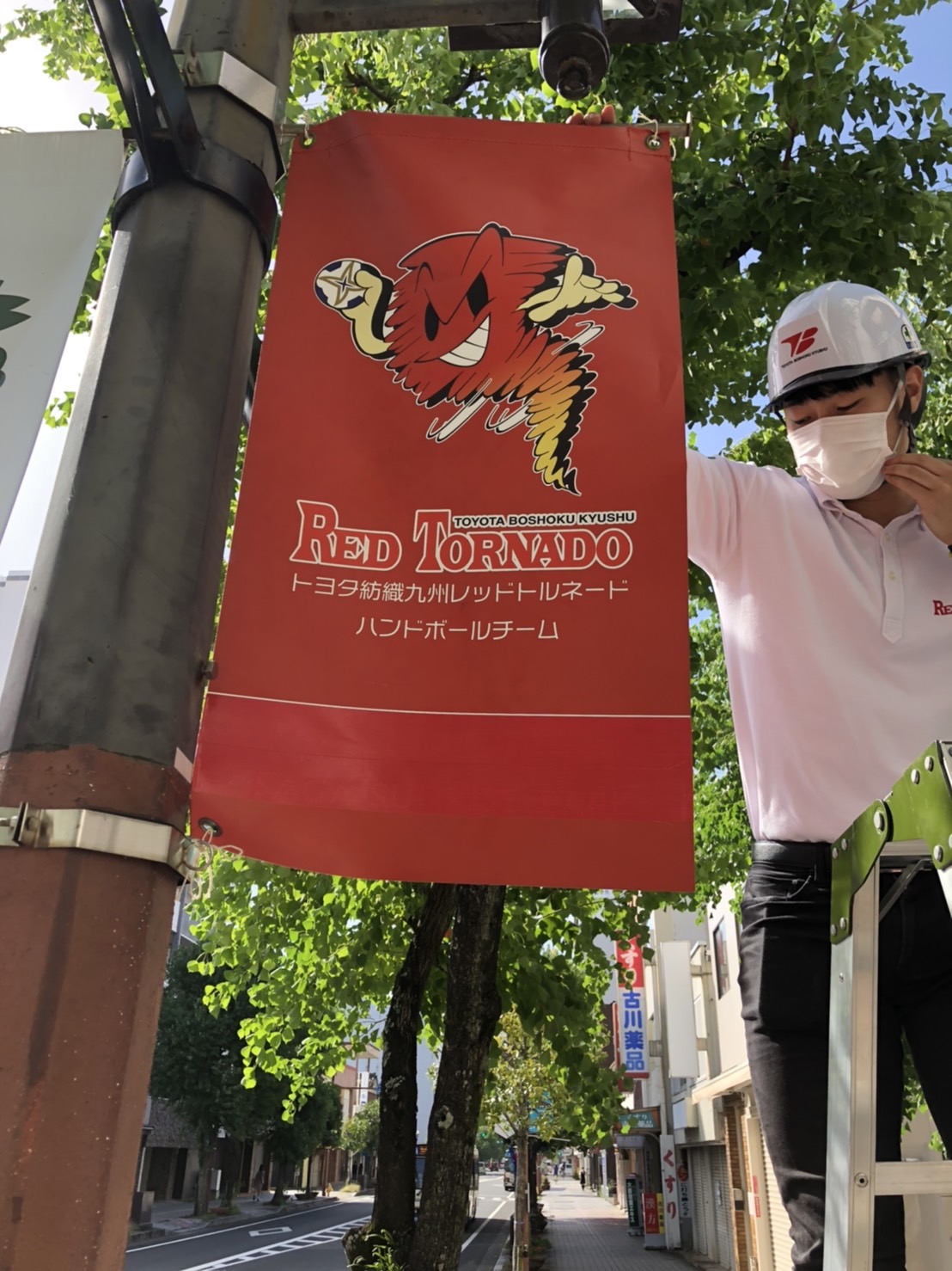 秋風にはためくチームフラッグ！佐賀市中央大通りにお目見え