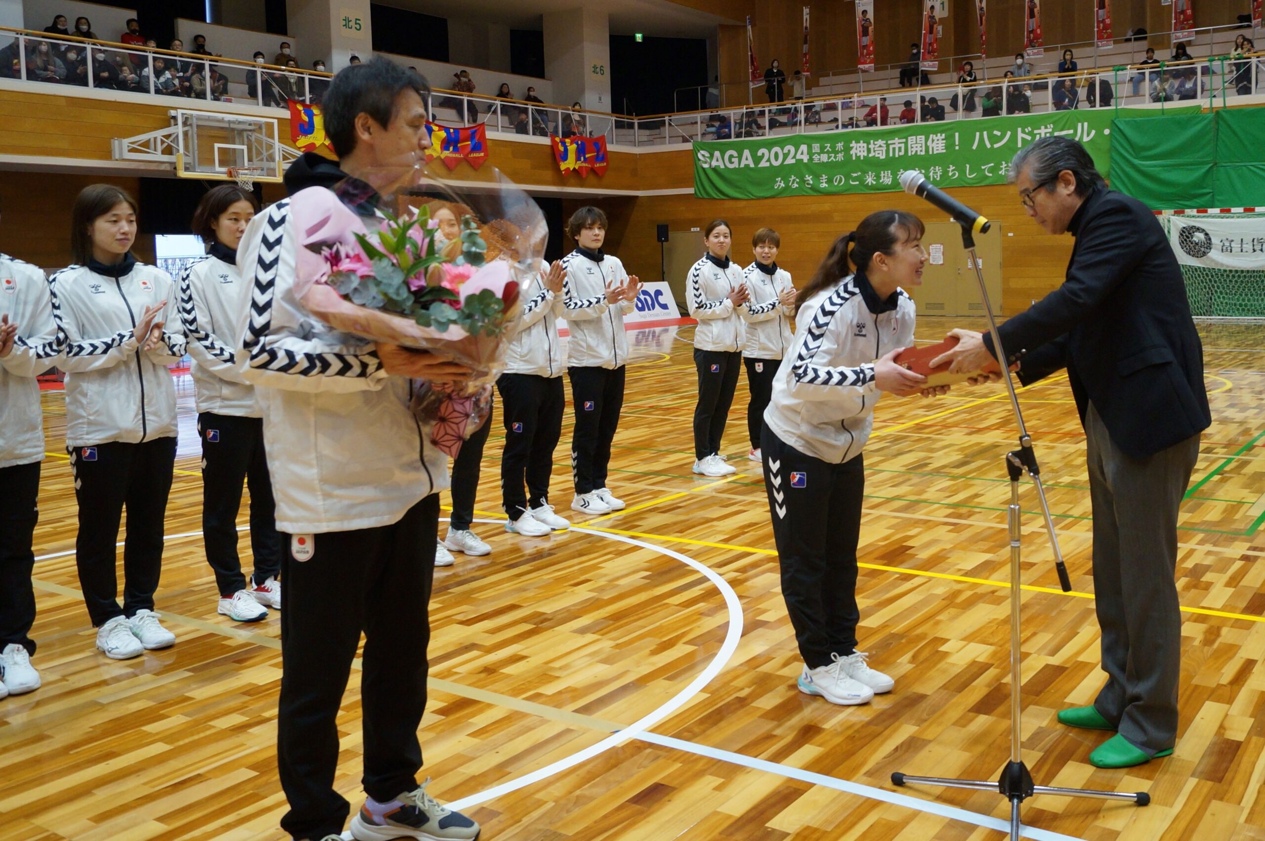 パリ五輪最終予選事前合宿の「おりひめジャパン」　練習の合間に交流、観戦