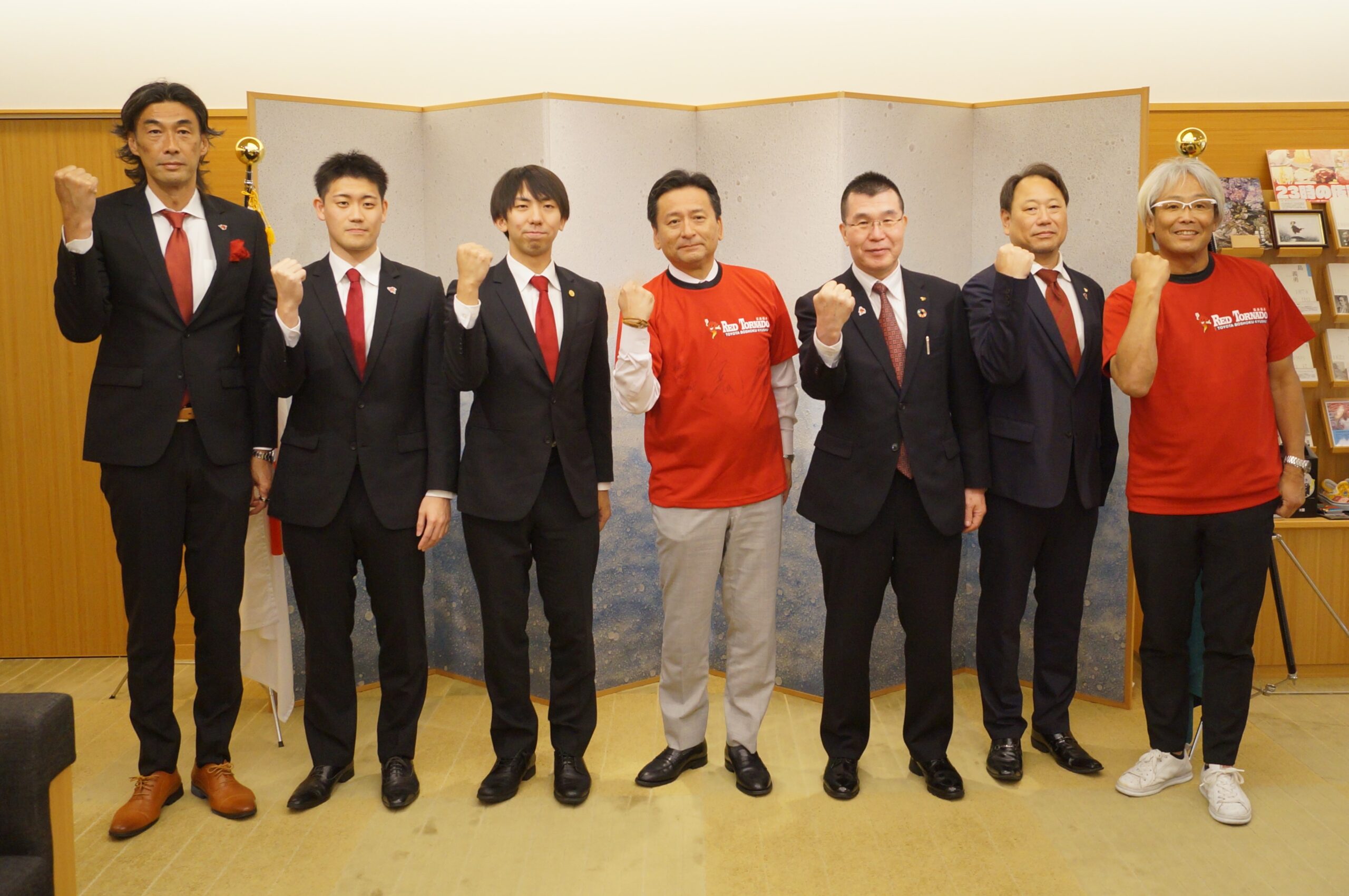 さらなる躍進を―佐賀県知事に日本ハンドボールリーグ終了を報告